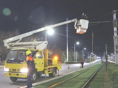 青岛有轨电车线网检修工：冬夜寒风中的“夜行侠”