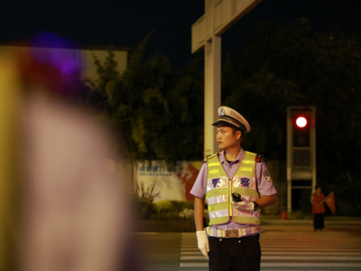 年仅27岁，成都一名辅警遭逃逸车辆撞伤拖行，因公牺牲
