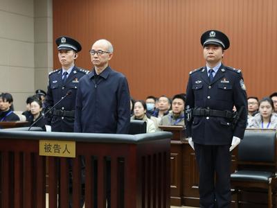 中国地质调查局原党组书记、局长钟自然受贿、故意泄露国家秘密案一审开庭