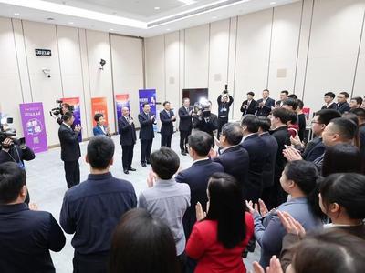 山东省领导看望省两会新闻工作者和工作人员