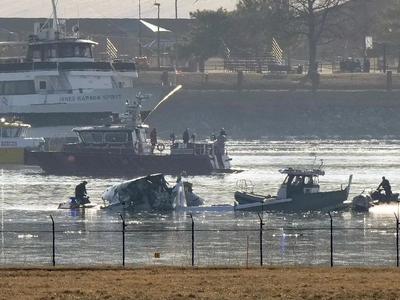 67人无一生还，美客机与军机相撞背后原因成谜，航空安全遭质疑 
