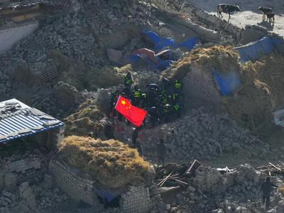 震区最新航拍画面，西藏定日县地震救援正在进行