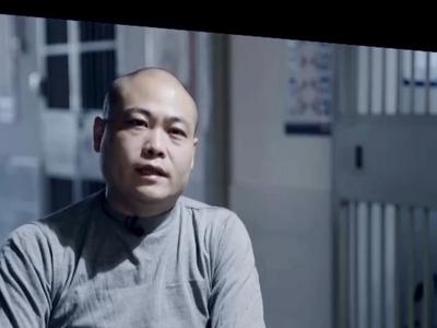 截留挪用资金，他将个人收款二维码放在缴费窗口