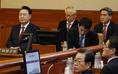 弹劾案庭审辩论白热化：“内乱主谋”大包大揽，尹锡悦间接承认戒严令违法