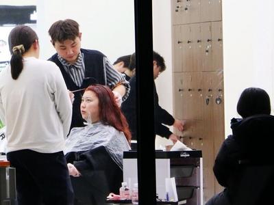 河南一理发店称被要求做空气检测？卫健委、卫监所回应