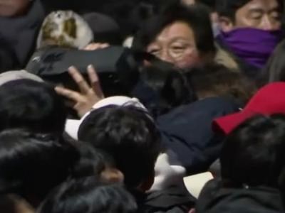 绕过第二道拦阻线，韩国警方继续向总统官邸建筑前进
