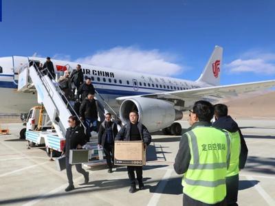 震后首个航班安全降落日喀则定日机场，执行紧急运输任务