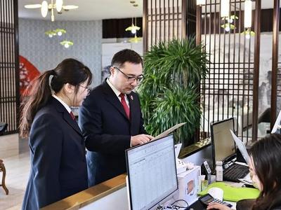 人事总监安排父母吃8年空饷，获刑二年九个月