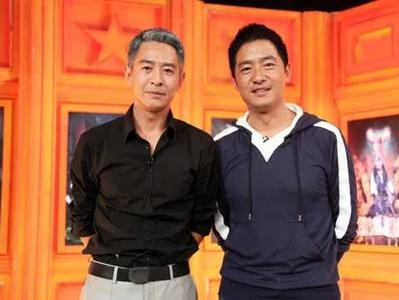 郭晓东和哥哥为山东老家修路修井：周边村里人也来打水喝