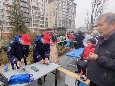 青岛的志愿“荧火”融入新年“火红”，便民服务营造别样年味