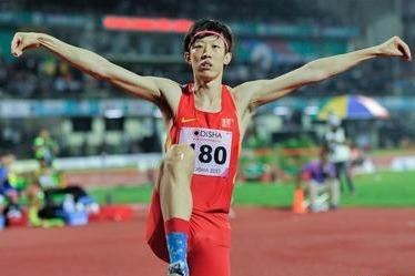 全国室内田径大奖赛男子跳高，复出的张国伟2米24​夺魁