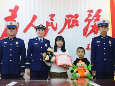 教科书式自救！9岁小女孩带着5岁弟弟成功逃生