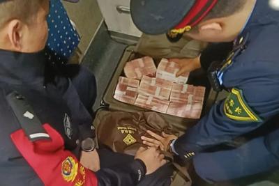高铁上行李箱无人认领，乘警开箱：嚯！70万