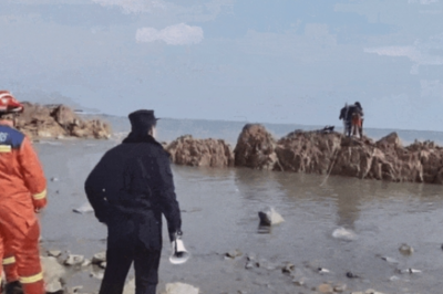 4名游客在小麦岛礁石打卡，不熟悉潮汐被海水围困，危急时刻他们出手了→