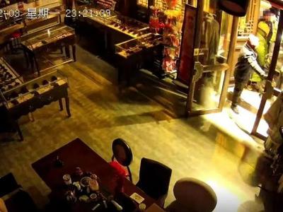 大同古城一店铺因未彻夜亮灯被撬锁开灯？多方回应