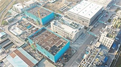 青岛这个公司新春真够忙！一边在车间里赶订单一边在工地上建新厂