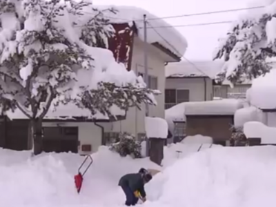 最强寒潮致日本局地积雪厚近4米，缆车一度停运滑雪者徒步翻山