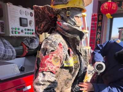 致敬！零下15℃，消防员灭火后“战服”冻出冰铠甲
