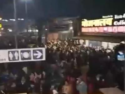 印度首都一火车站踩踏事件死亡人数升至18人
