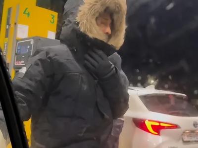 男演员关楚耀冰岛自驾游出意外：遭遇暴风雪车门无法关上，妻子爬出车外求救