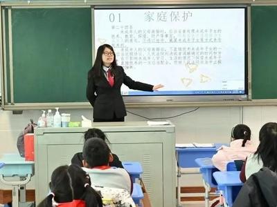 “开学第一课”与“法”同行！市南法院作为“教联体”成员进课堂宣讲