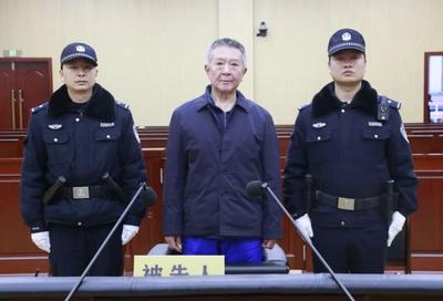 受贿、贪污、私藏369发子弹，贵州省公安厅交通管理局原局长施长征获刑12年