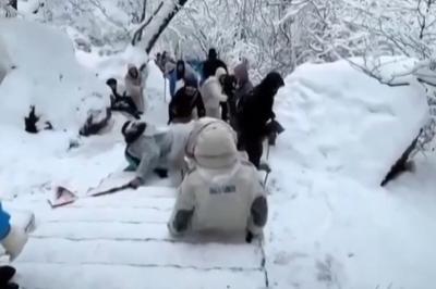 “黄山大雪多名游客滑倒”事发经过是怎样的？摔倒游客情况如何？