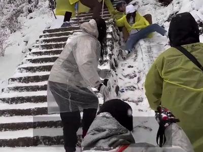 黄山大雪多人摔倒，有人头朝下滑落撞上护栏！景区紧急公告→