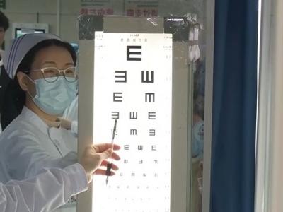躺着刷手机竟致双眼近视差距400度？健康护眼需做好这四点