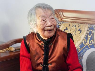 95岁老人捐百余条围巾给山里娃！这份温暖，她“织”了7年