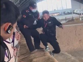 男子突然跳进兵马俑一号坑，自称要近距离观赏，警方回应