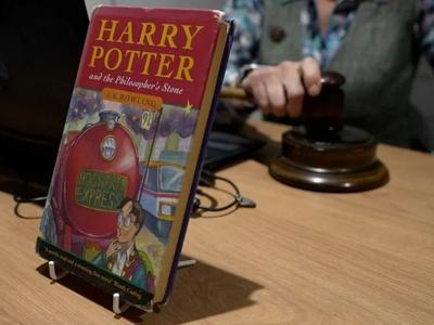 差点被当垃圾扔了！《哈利·波特》首版小说拍得2.1万英镑
