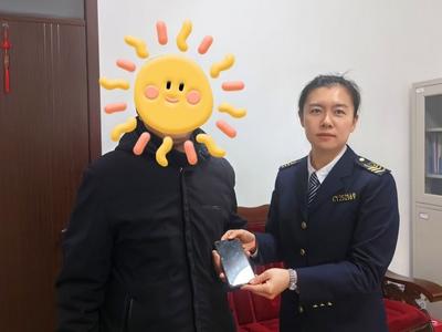 青岛一公交车投币箱收到感谢他的信，5年“老乘客”乘车途中当众表扬他，缘于……