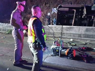 泰国一巴士发生翻车事故，致17人死亡超40人受伤