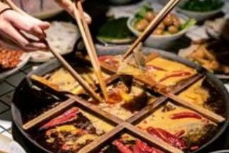 饿着睡和吃夜宵，到底哪个更健康?