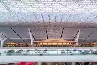 这座机场扩建时发现4000多座古墓，直接在航站楼建博物馆！