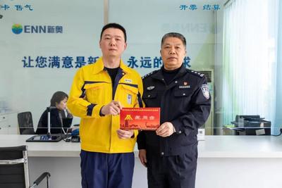 全网点赞的“黄衣小哥”找到了，表彰！