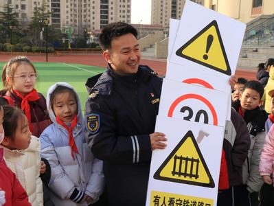 养成交通安全好习惯！省级模范进校园带学生们玩可以站在上面玩的“安全飞行棋”