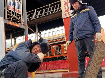 “60后”铁路听漏员：一天上千次弯腰，守护铁路供水安全