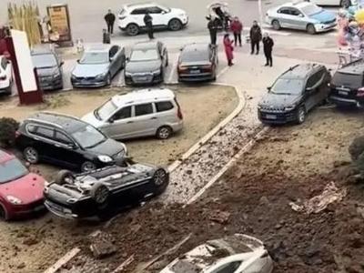“小孩放鞭炮引爆沼气致8车受损”续：事故情况将继续通报，正核查车主直播引流