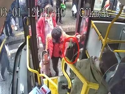 传递温暖与希望！近八旬老人抚养50多岁残疾儿子，遗失补助金，“公交人”帮找回