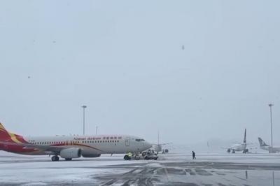 山航在暴雪中起降，暴雪对飞机起降有何影响？专家分析→
