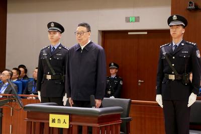 十四届全国政协原常委、文化文史和学习委员会原主任吴英杰受贿案一审开庭