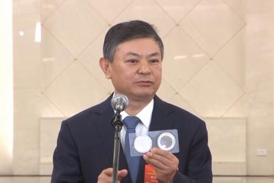 十年间生态环境发生了什么变化？黄润秋现场展示2块空气滤膜
