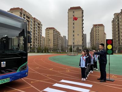 公交车开进丹山小学，学子“沉浸式”体验交通安全