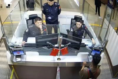 北京连续查处4起用伪假证件入境案，4人被遣送出境
