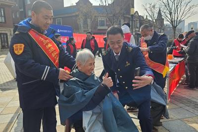 免费理发、公益义诊……“学雷锋日”，青岛社区便民服务真丰富