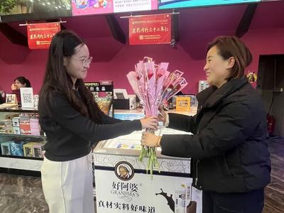 “速递先锋·驿路有她”，西海岸新区快递行业党委开展亲子观影活动
