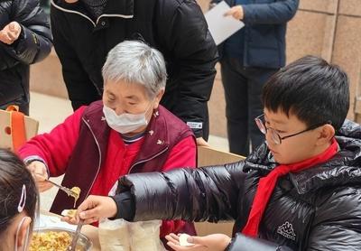 “爱心饺子”，一头连着老年公寓里的“夕阳”，一头连着学校里的“朝晖”