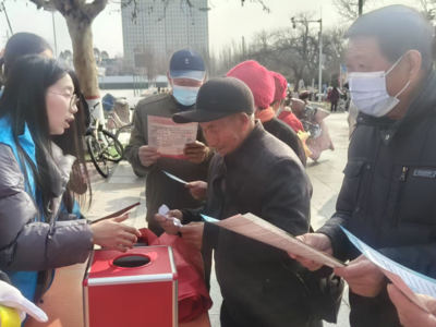 即墨：学雷锋，“红扳手”志愿者在行动